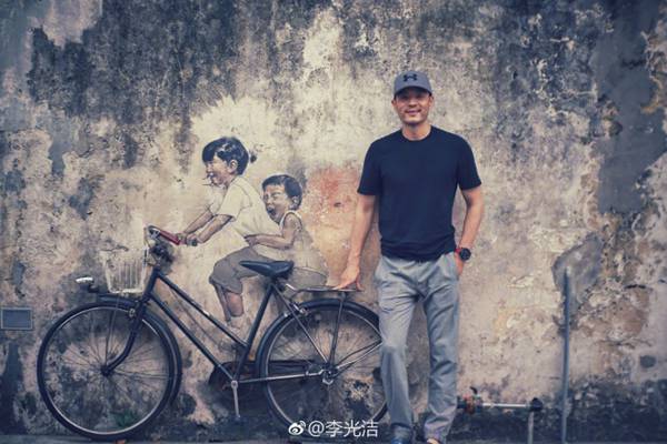 李光洁清凉出街晒游客照 表情逗趣似领家大男孩