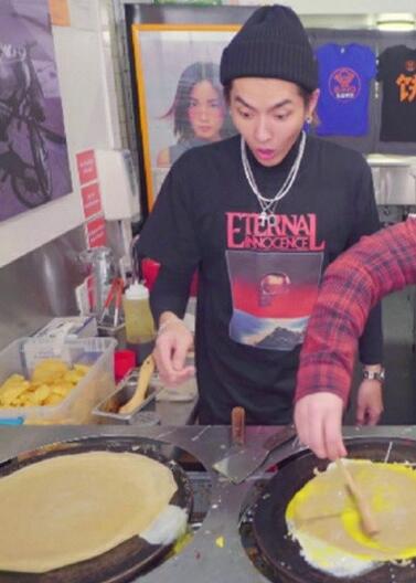 吴亦凡摊煎饼果子 表情很亮了!