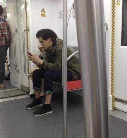 网友三年前在地铁偶遇胡一天 高颜值让人想搭讪!