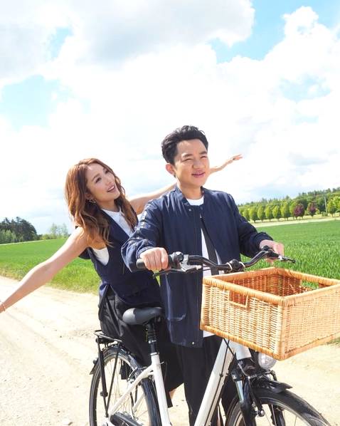 李亚男晒甜蜜合照 满脸笑容幸福满满!