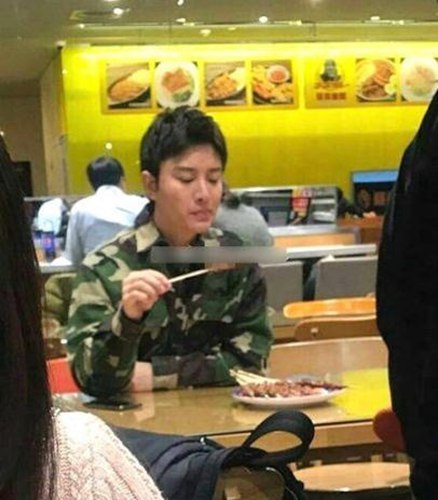 网友偶遇贾乃亮 手拿烤串面无表情!