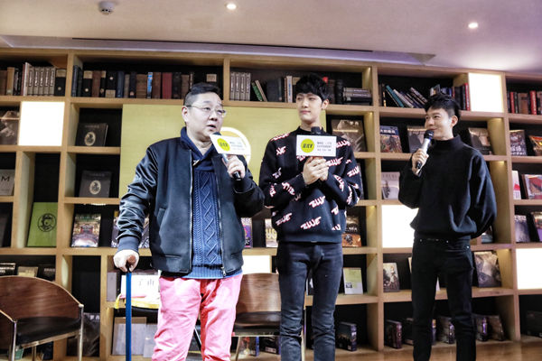 刘文翰幽默主持 签售现场购书支持陈子由