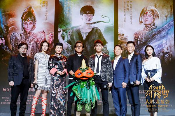《阿修罗》全阵容首降人界 吴磊张艺上图卡“一家三口”拍全家福