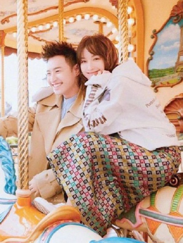 吴昕潘玮柏拍大片搂肩拥抱狂撒糖 无尾熊夫妇合体!