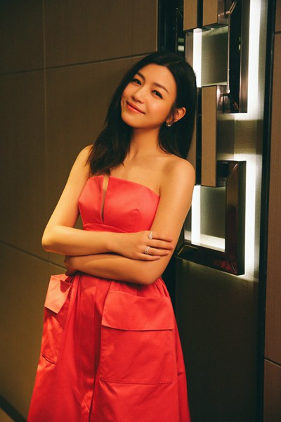 陈妍希抹胸红裙甜美亮相 大方露美背