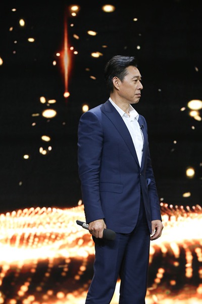 张丰毅39°高烧参加《声临其境》 开口配音神还原冯小刚