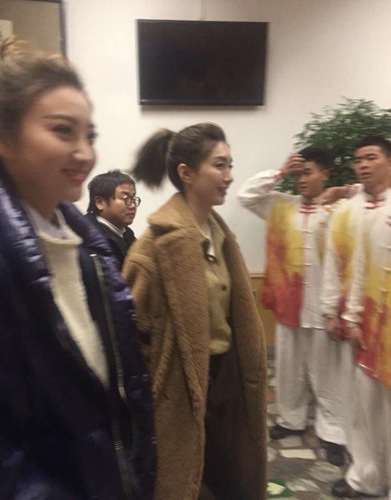 江疏影现身联排 与李易峰景甜合唱《赞赞新时代》!