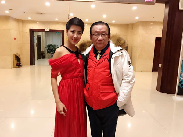 侯耀华新收帅气短发女徒?与李凤鸣二人耳语拥抱牵手毫不遮掩