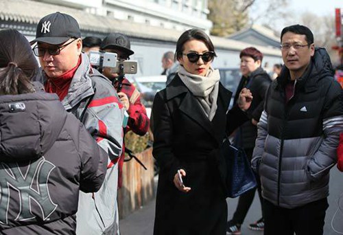 陈好任中戏考官 38岁“万人迷”黑衣墨镜十分低调!