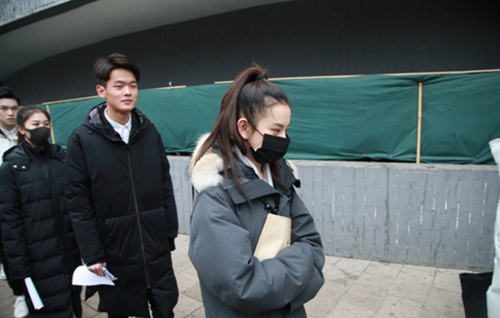 宋祖儿现北电艺考 扎马尾少女感十足!