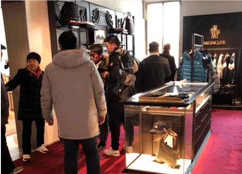 王宝强陪父母逛街 一家人逛街其乐融融!