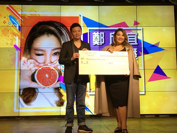 成立工作室获赠无银码支票 郑欣宜为演唱会拼命