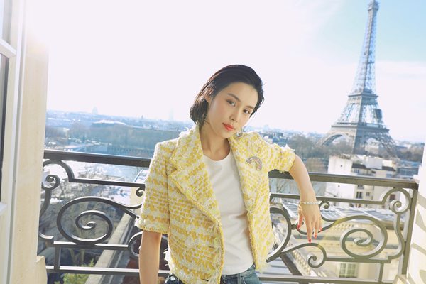 韩丹彤首次亮相香奈儿秀场 化身率性精灵诠释与众不同的Chanel girl