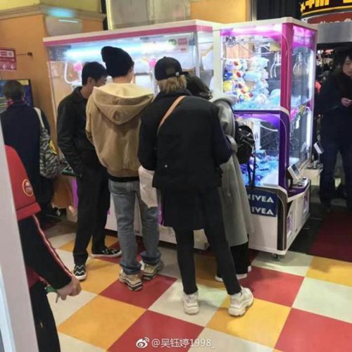 李易峰夹娃娃 逛动物园童心未泯!