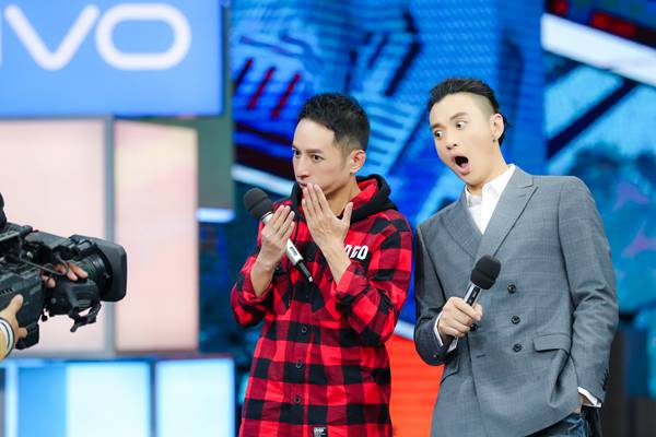 《快乐大本营》周一围即兴表演 搭档胡一天暖男上身