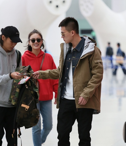 马思纯欧豪同框现身 网友:今天狗粮继续!
