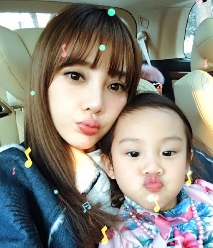 李小璐晒与甜馨儿美照 李小璐胸部为啥忽大忽小? 李小璐整容了吗?