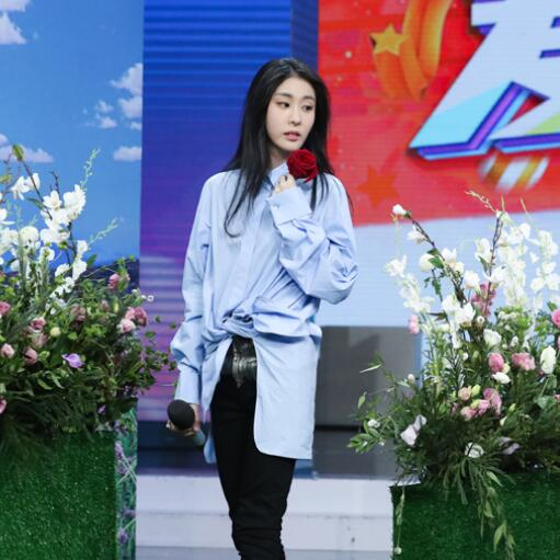 张碧晨做客快乐大本营 解锁“人比花娇”新姿势