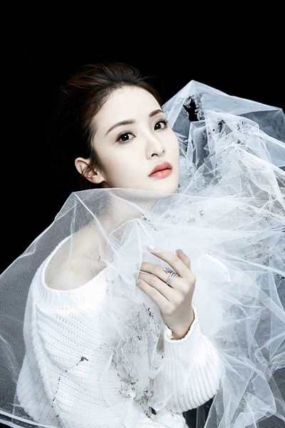 赖雨濛生日写真曝光 朦胧光影诠释东方美