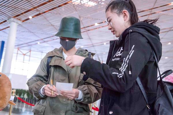 海清休闲范儿低调现身机场 为粉丝签名尽显亲切