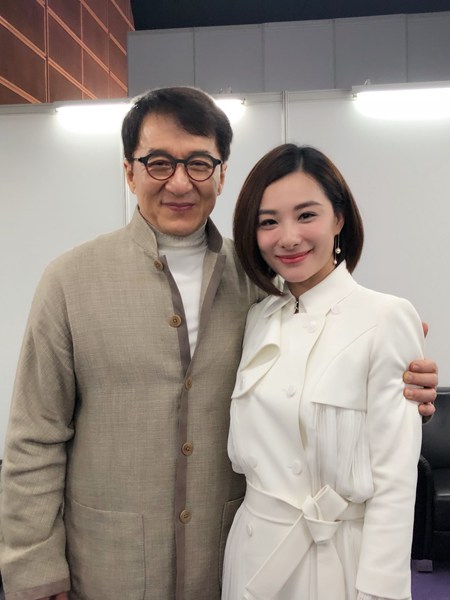 刘璇优雅亮相 完美主持演艺内协会启动礼