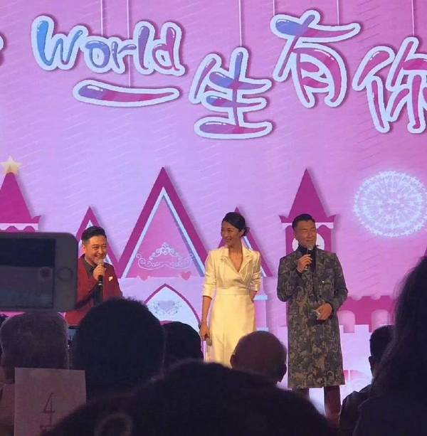 孙红雷女儿百日宴 抱女儿一脸幸福!