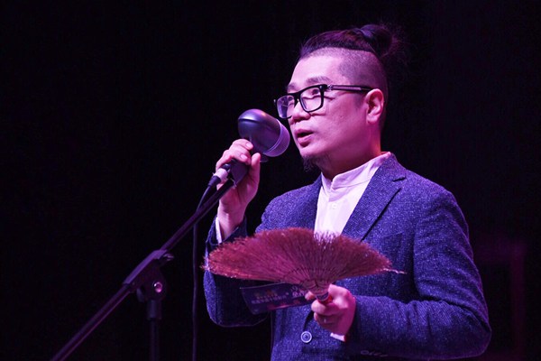 “金扫帚奖”王宝强现身领最令人失望导演奖 张艾嘉张杨分享年度最佳导演