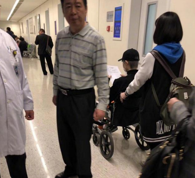 李宇春坐轮椅现身 惹粉丝心疼望康复