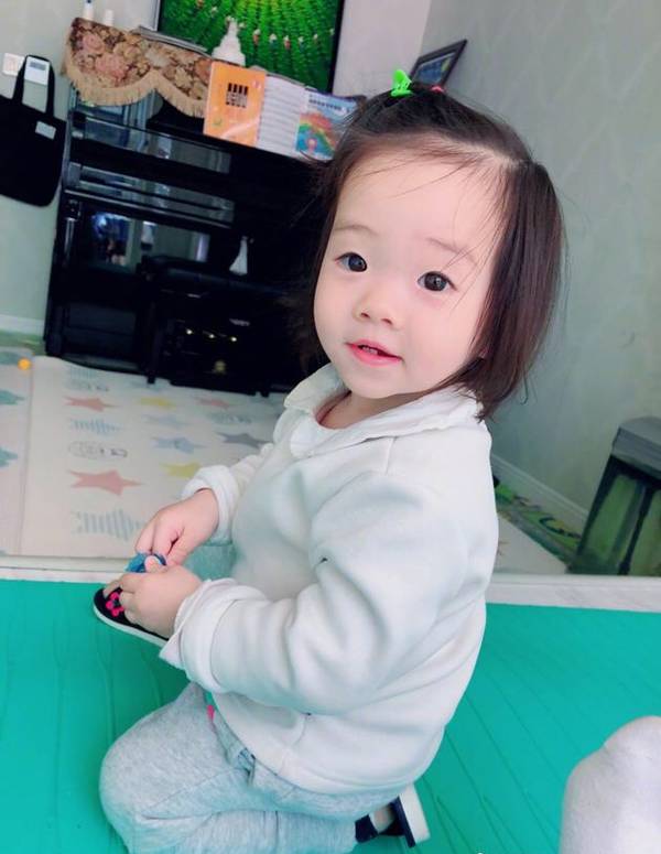 杨云晒女儿懵懂照 网友:眼睛好美啊!