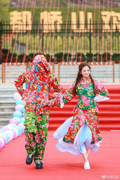 安以轩《二十四小时》花袄走秀 机智破解身份综艺感十足