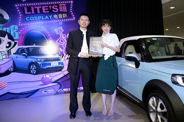 设计师姜悦音受邀某活动 极简穿搭显高品位时尚经