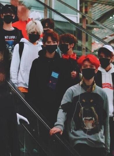 乐华七子机场迷路 网友:真是傻白甜男团!