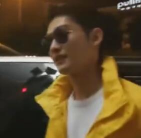 张翰上错车强装镇定 场面搞笑不忘与粉丝道别!
