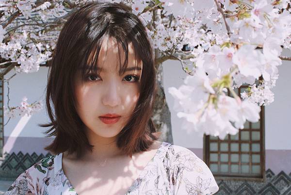 王思潺樱花写真曝光,网友惊呼:名副其实的果汁相少女!