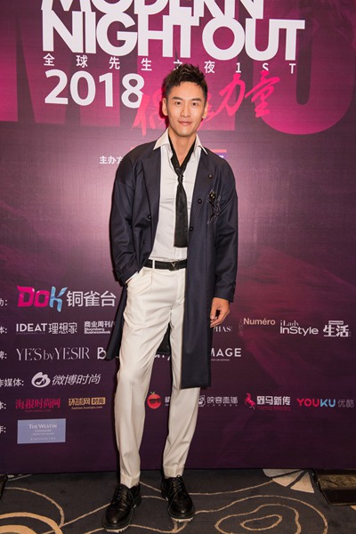 顾又铭摩登范儿亮相活动 黑白系质感展绅士风度