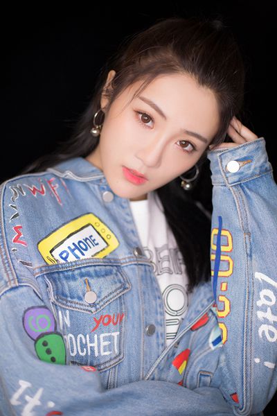 张可盈写真青春灵动 氧气少女活力满满