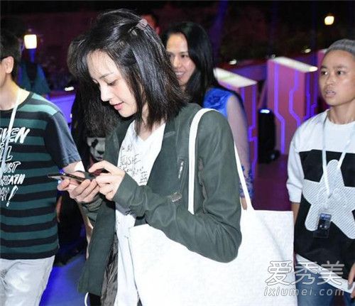 郑爽背环保袋现身 素颜的她长这样!