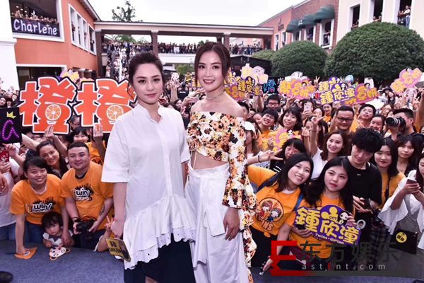 Twins合体撒福利 现身成都《花约》签售会