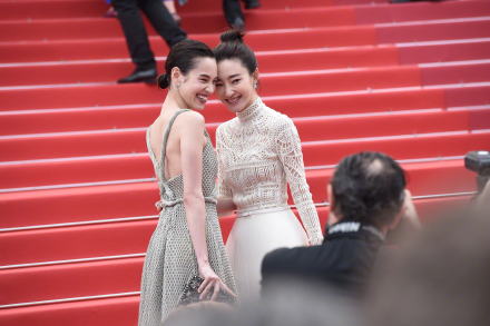 王丽坤水原希子红毯相遇 携手大笑玩亲亲超吸睛!