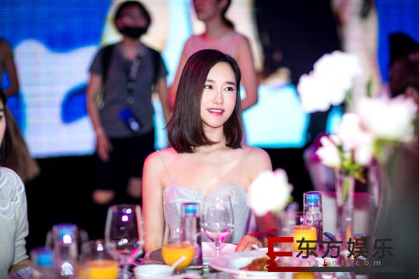 刘晓晔受邀参加天使宝贝慈善夜 助拍为烧烫伤儿童筹款
