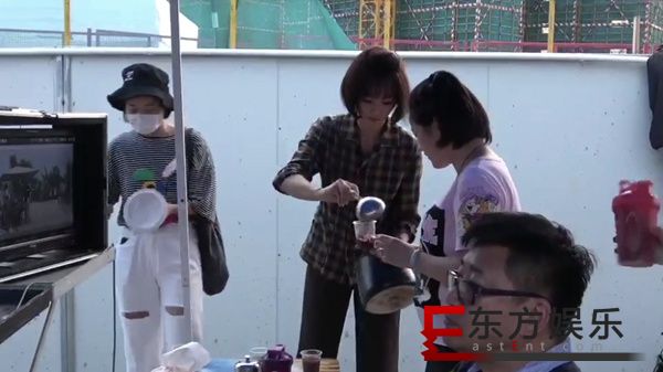 刘涛亲自下厨喂胖全剧组 复古年代造型发零食超接地气