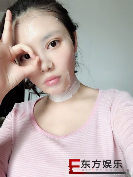 徐冬冬素颜白嫩透亮 敷面膜到脖子变带货女王