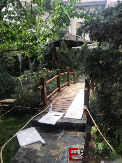 李湘豪宅被曝光 小桥流水花草环伺!