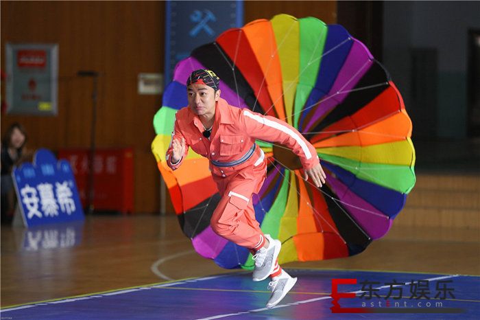 和邓超、鹿晗尬舞、与Baby、李晨飙歌? 《奔跑吧》最强素人团尽显工人新面貌