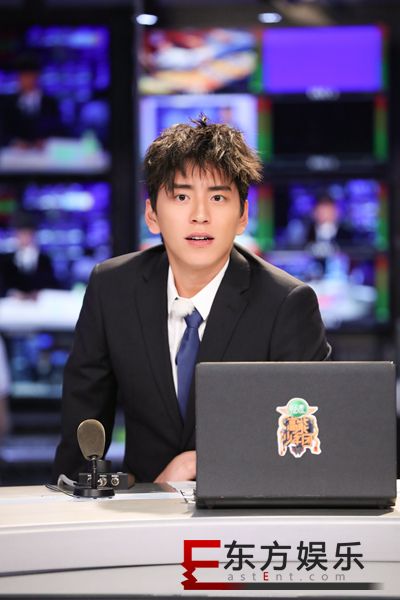 王大陆挑战新闻播报 校园男神回归撩拨少女心