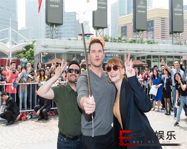 《侏罗纪世界2》主创惊喜亮相东方明珠广场 “帕帕”现场驯服迅猛龙