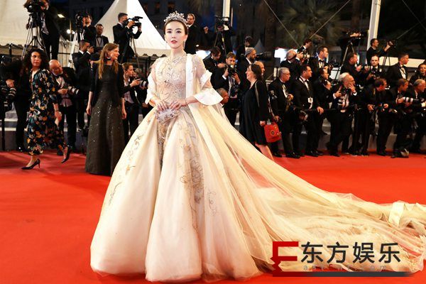 吕佳容难抵“戛纳热”红毯首秀人气高
