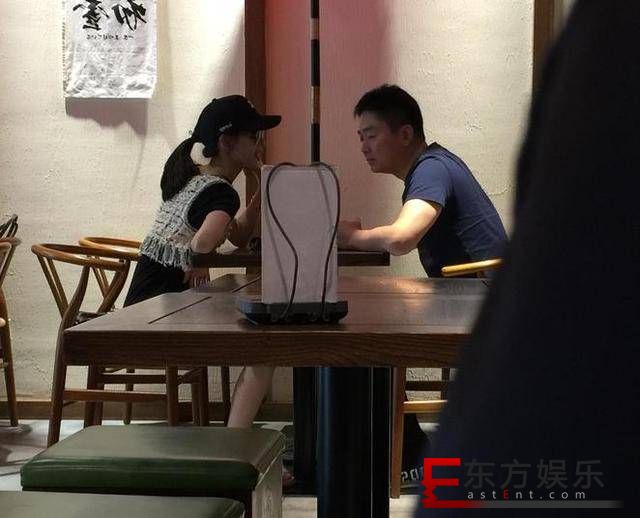 刘强东夫妻下午茶 甜蜜喂食冰激凌?