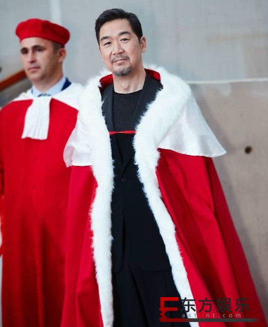 张国立喜获授勋 红袍加身儒雅风度!