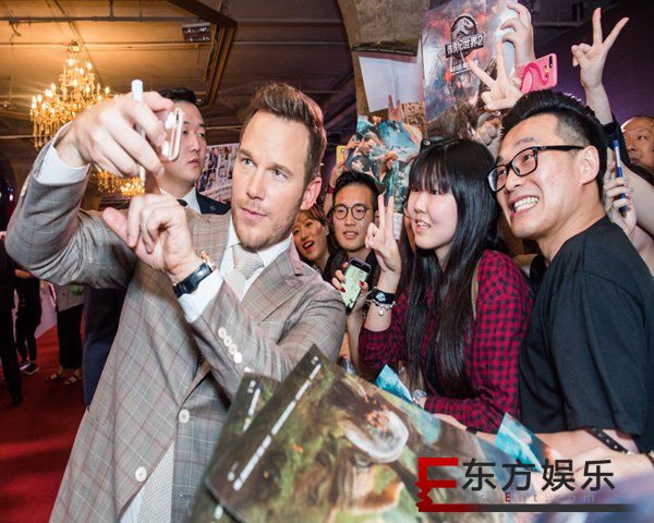 《侏罗纪世界2》新闻发布会举办 火山爆发现场震撼重现